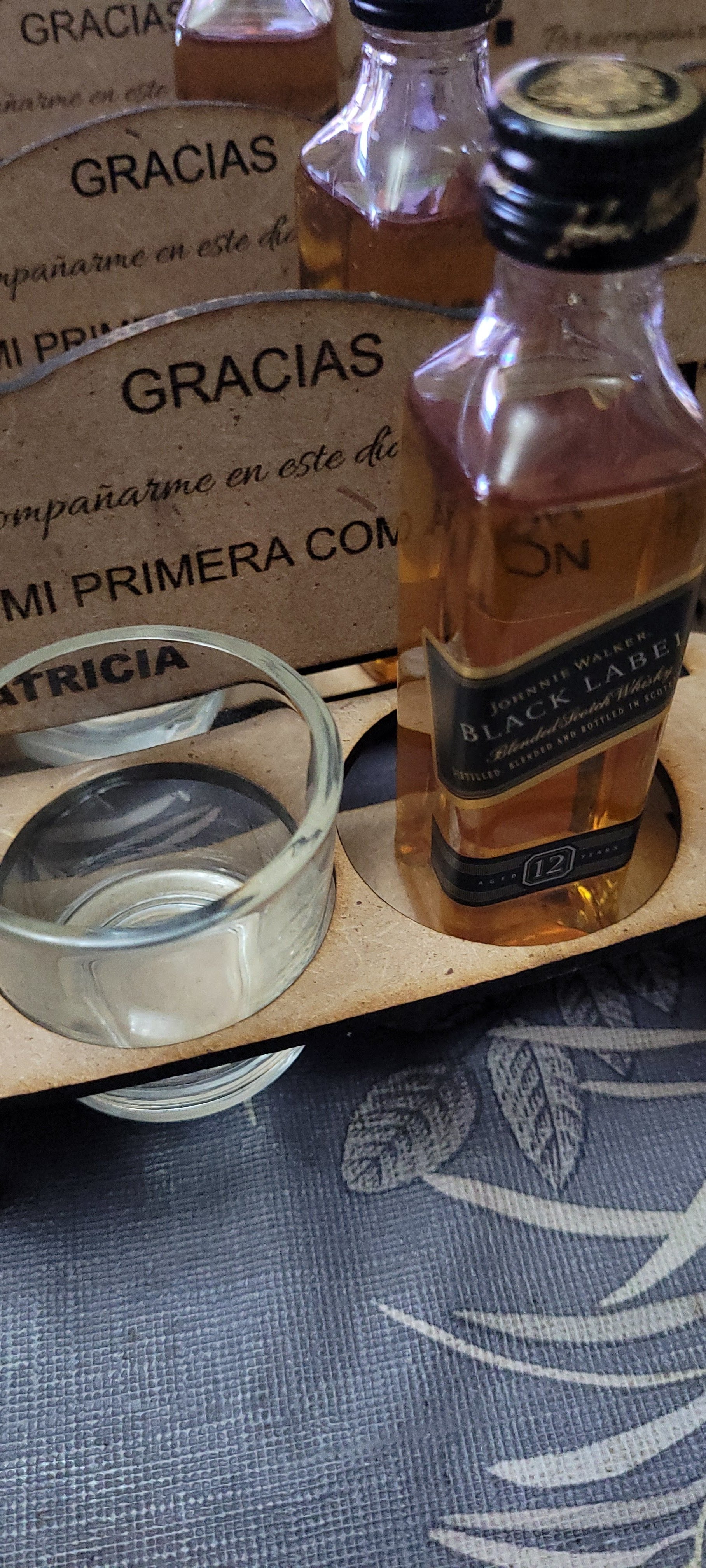 Bancos con vaso de chupito y botellita Johnnie Walker Black Label 5cl