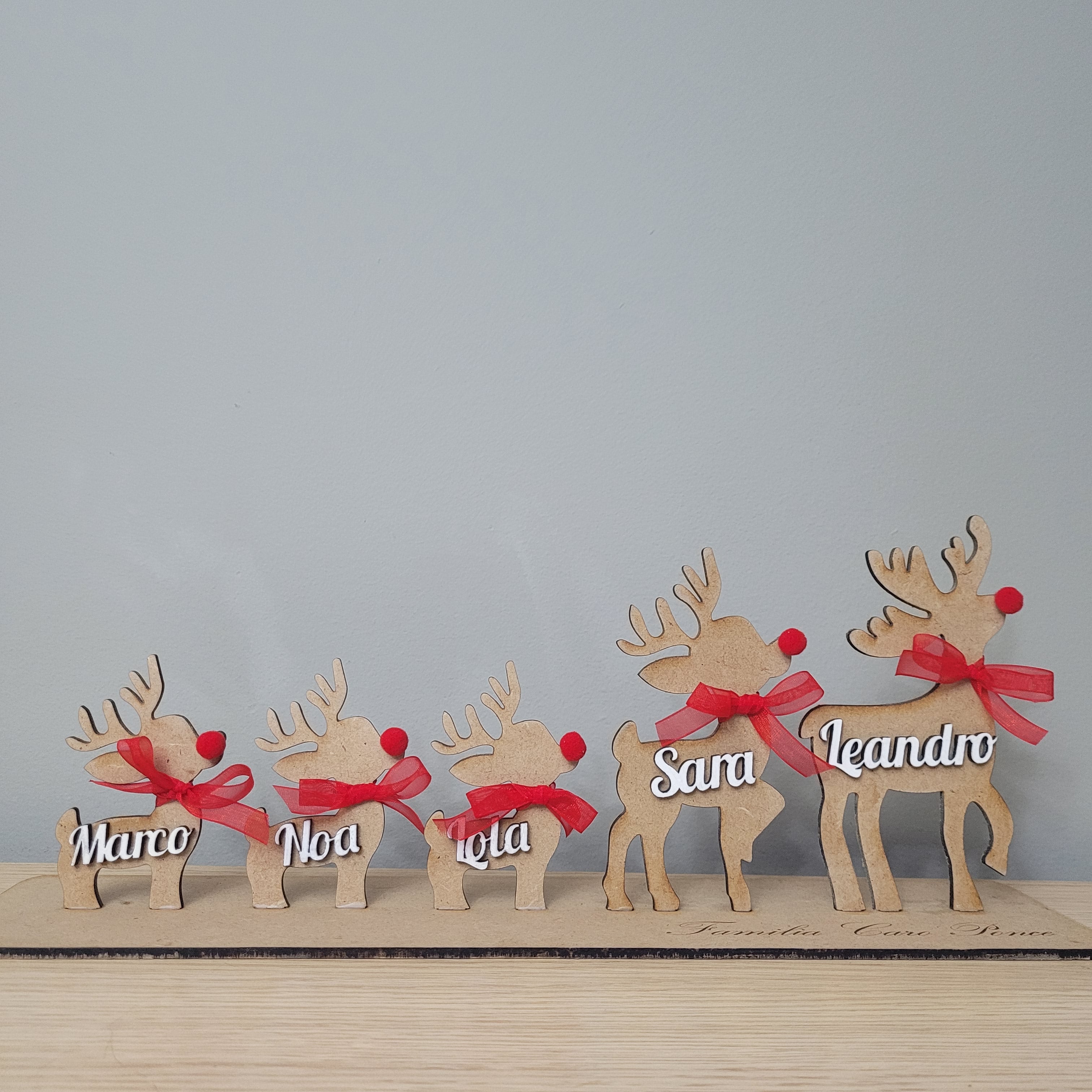 Familia de renos de madera personalizada con nombres – Hasta 5 renos en madera DM con nombres en madera blanca, lazo rojo y pompón de nariz – Decoración navideña artesanal ideal para regalo familiar – Hecho a mano por NeluDreams