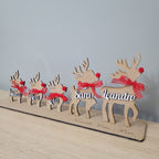 Familia de renos de madera personalizada con nombres – Hasta 5 renos en madera DM con nombres en madera blanca, lazo rojo y pompón de nariz – Decoración navideña artesanal ideal para regalo familiar – Hecho a mano por NeluDreams