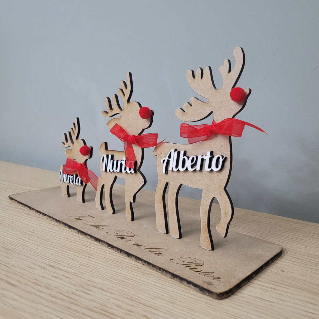 Familia de renos de madera personalizada con nombres – Hasta 5 renos en madera DM con nombres en madera blanca, lazo rojo y pompón de nariz – Decoración navideña artesanal ideal para regalo familiar – Hecho a mano por NeluDreams