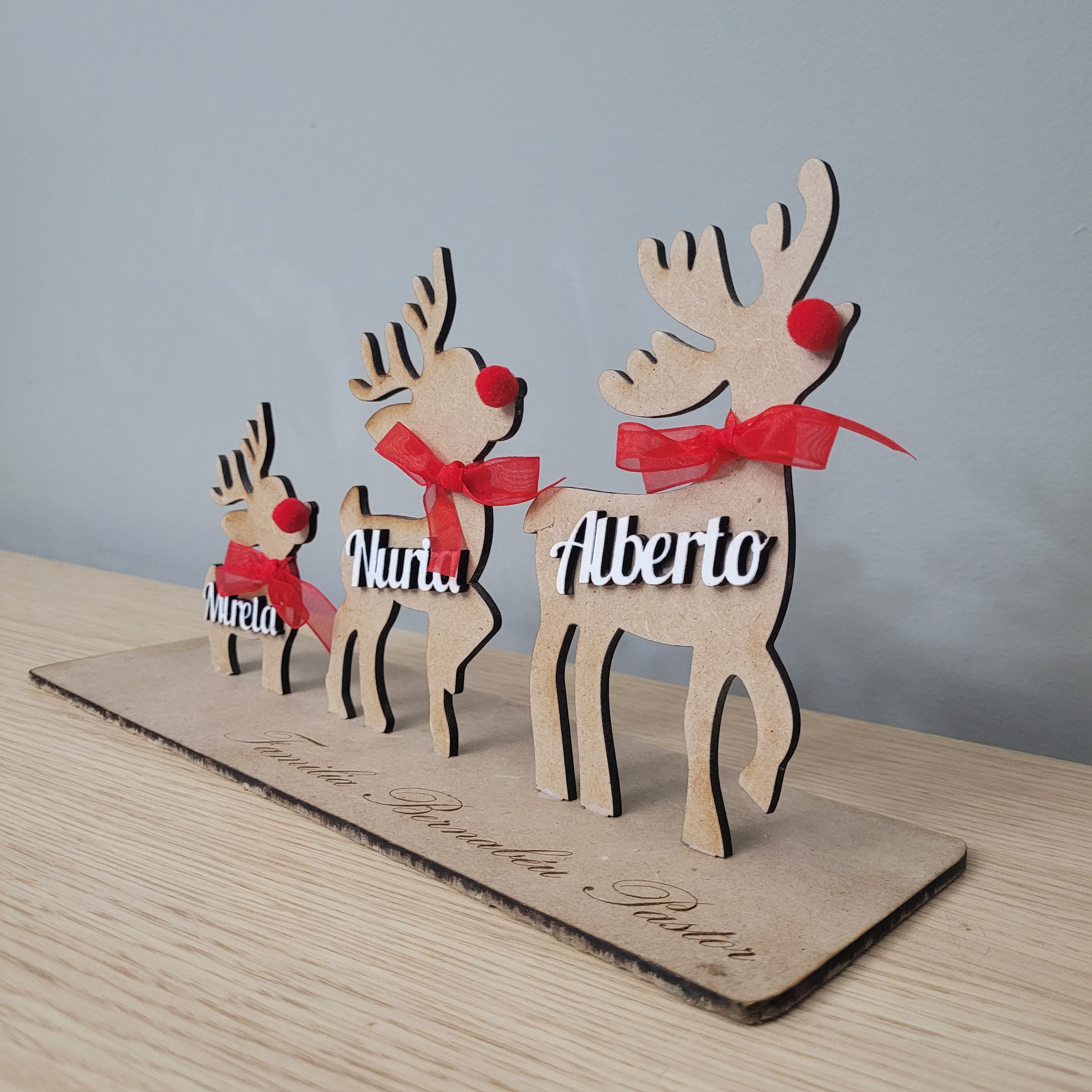 Familia de renos de madera personalizada con nombres – Hasta 5 renos en madera DM con nombres en madera blanca, lazo rojo y pompón de nariz – Decoración navideña artesanal ideal para regalo familiar – Hecho a mano por NeluDreams