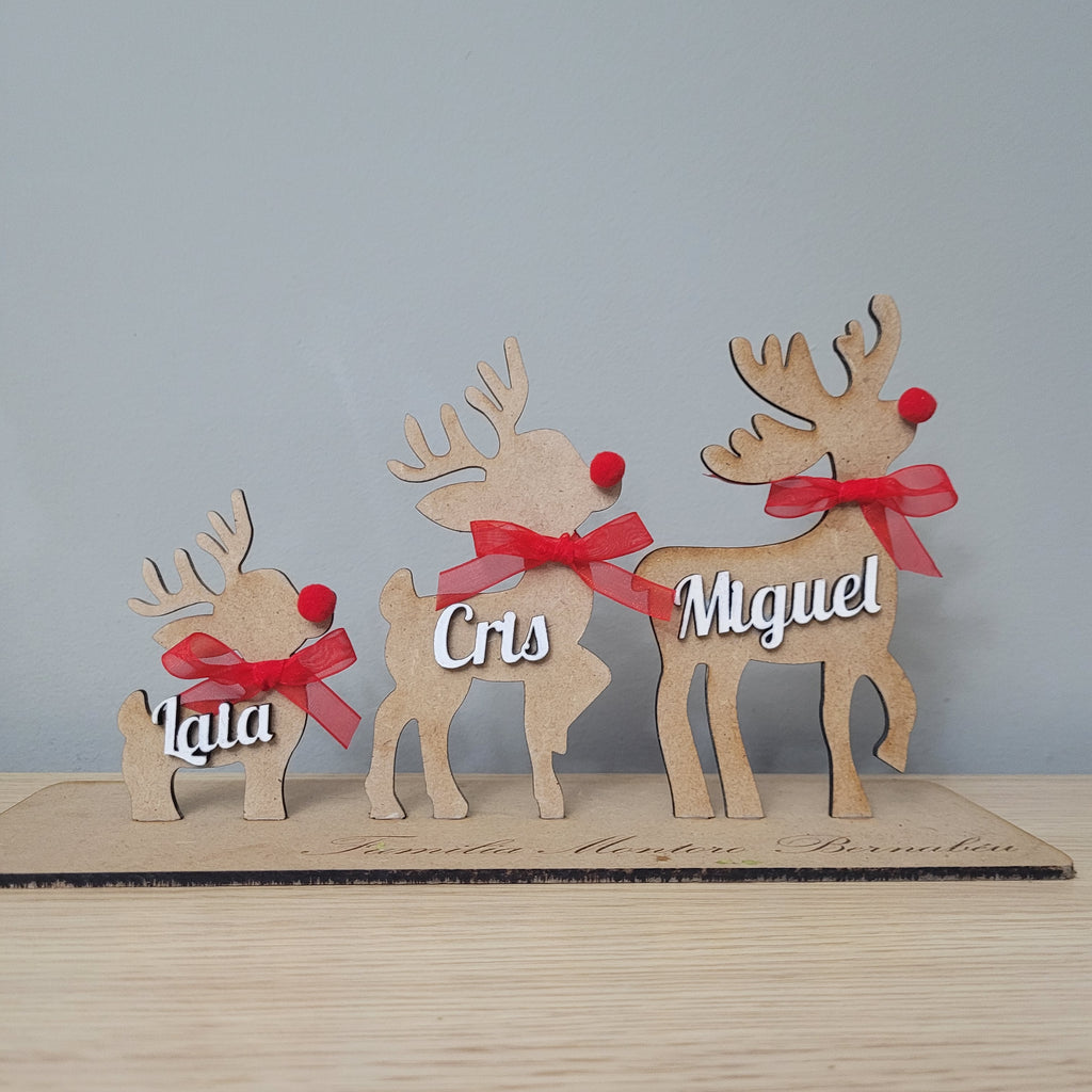 Familia de renos de madera personalizada con nombres – Hasta 5 renos en madera DM con nombres en madera blanca, lazo rojo y pompón de nariz – Decoración navideña artesanal ideal para regalo familiar – Hecho a mano por NeluDreams