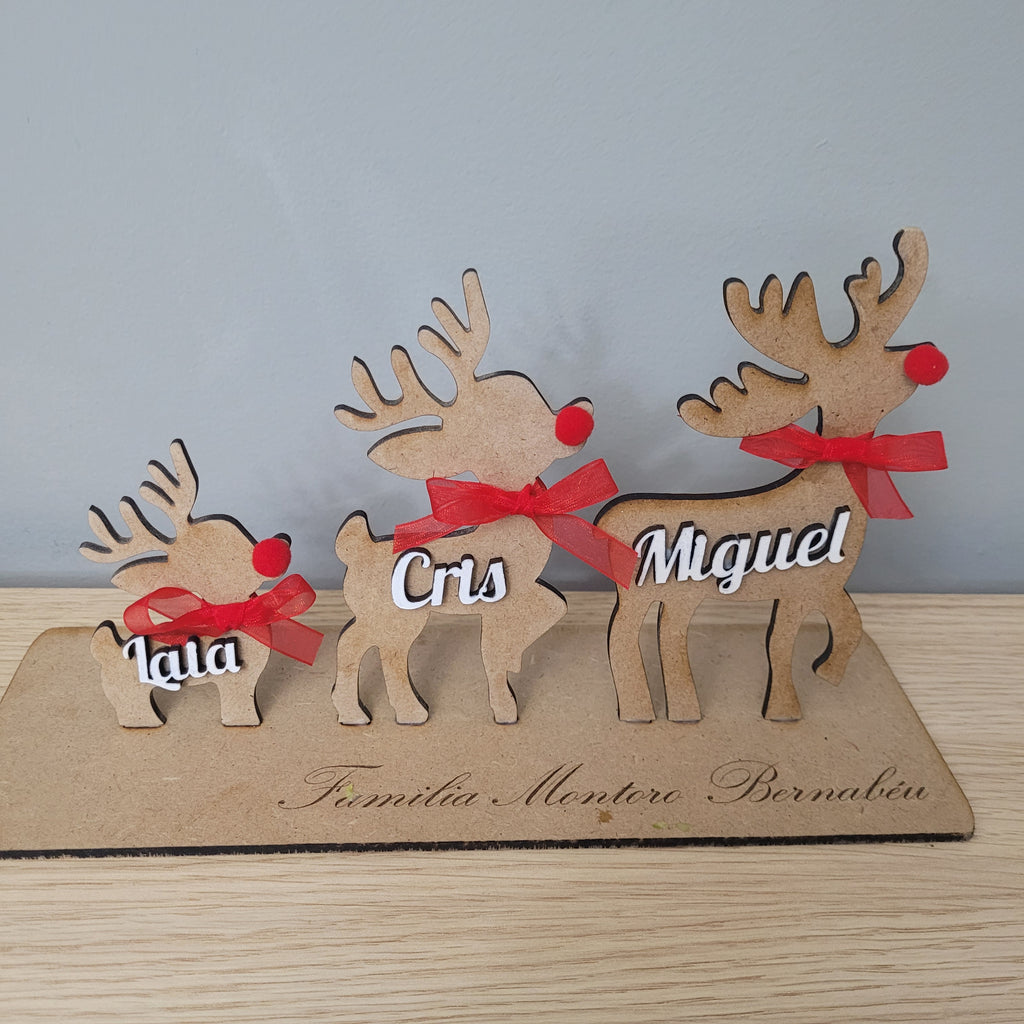 Familia de renos de madera personalizada con nombres – Hasta 5 renos en madera DM con nombres en madera blanca, lazo rojo y pompón de nariz – Decoración navideña artesanal ideal para regalo familiar – Hecho a mano por NeluDreams