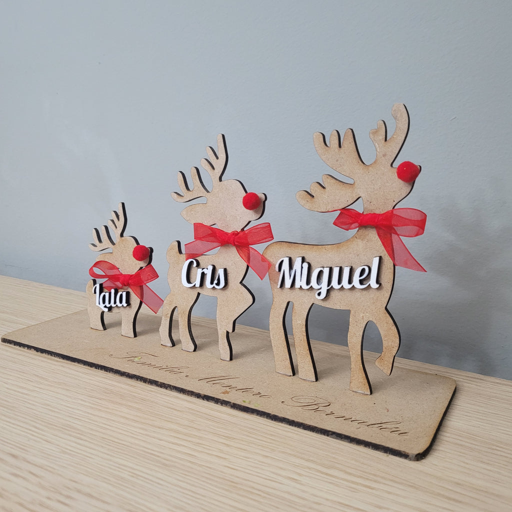 Familia de renos de madera personalizada con nombres – Hasta 5 renos en madera DM con nombres en madera blanca, lazo rojo y pompón de nariz – Decoración navideña artesanal ideal para regalo familiar – Hecho a mano por NeluDreams