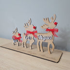 Familia de renos de madera personalizada con nombres – Hasta 5 renos en madera DM con nombres en madera blanca, lazo rojo y pompón de nariz – Decoración navideña artesanal ideal para regalo familiar – Hecho a mano por NeluDreams
