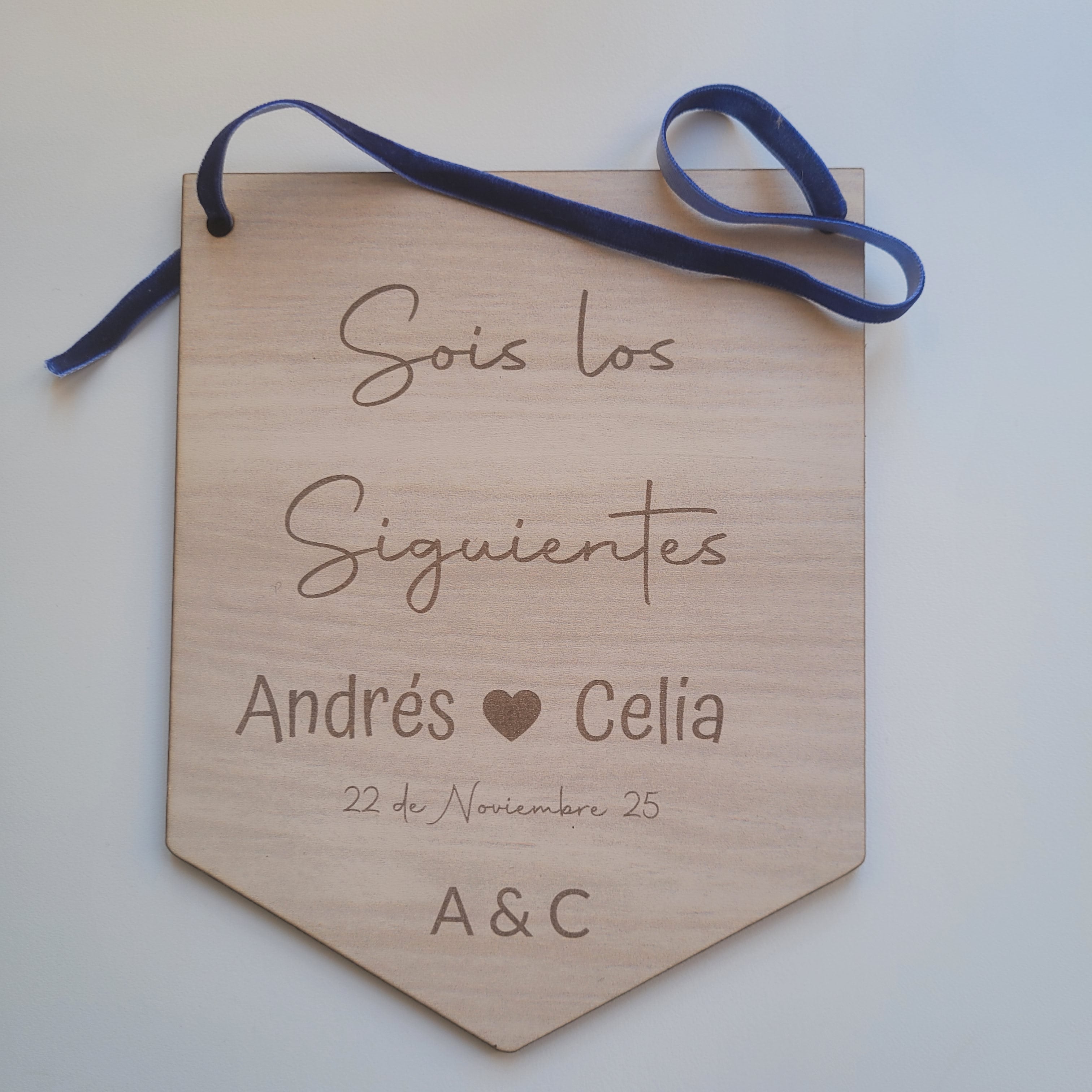 Banderín sois los siguientes en madera de haya personalizado.