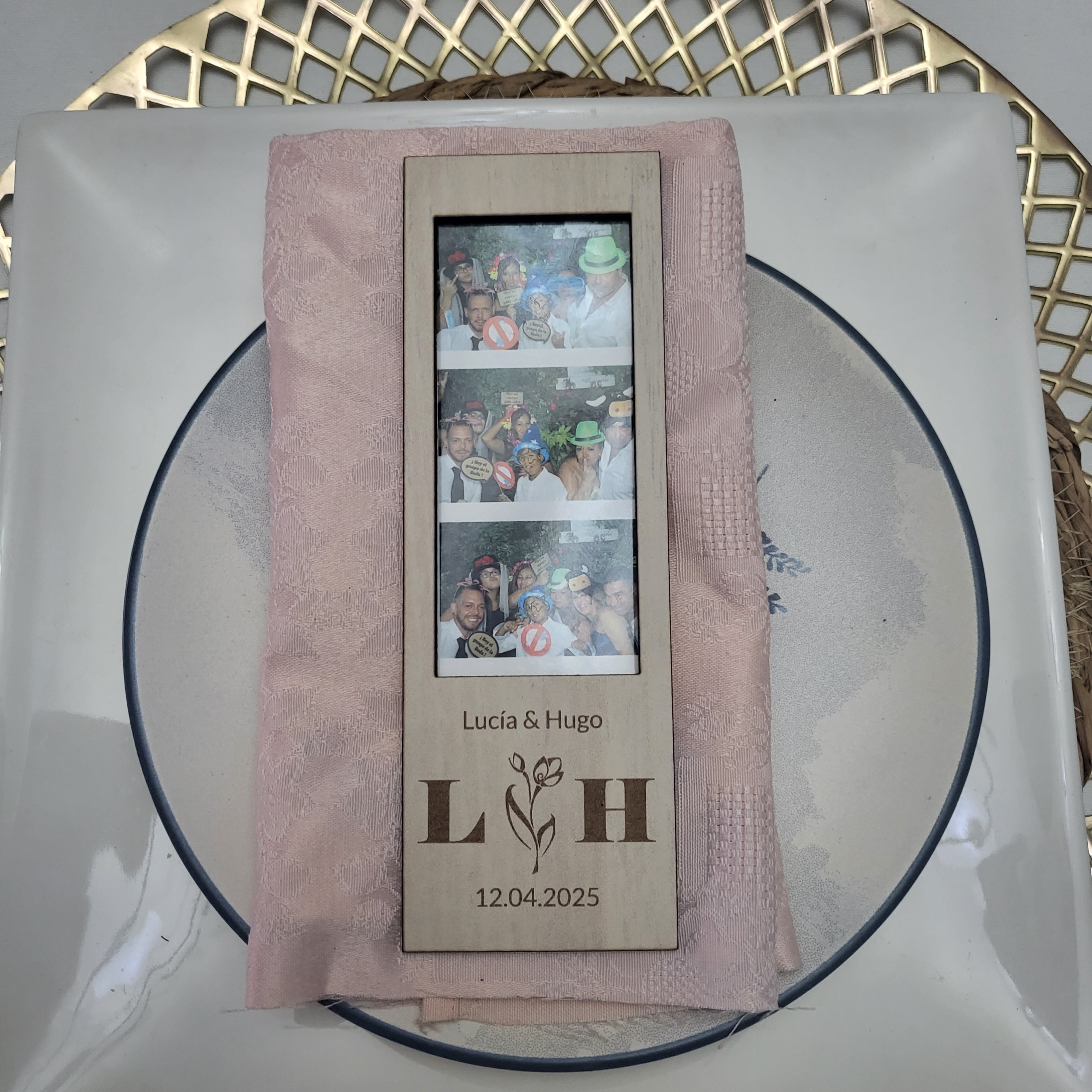 Marco de Fotos Polaroid modelo Iniciales Triple Personalizado en Madera de Haya | Grabado Láser Artesanal