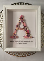 Marco de iniciales de flores preservadas