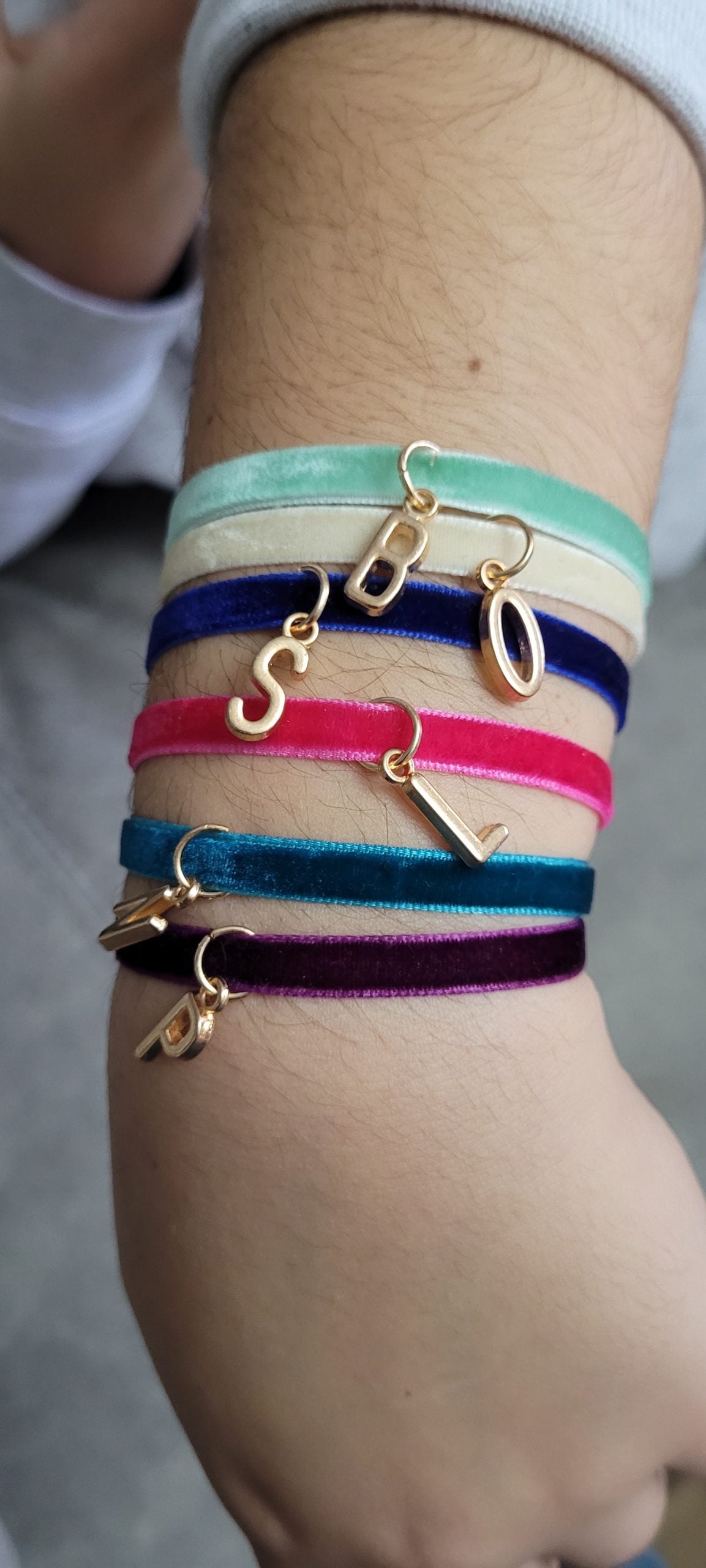 Pulseras terciopelo con inicial