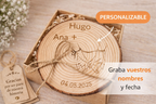 Porta alianzas de boda personalizable en rodaja de madera natural modelo hilo