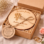 Porta alianzas de boda personalizable en rodaja de madera natural modelo globo