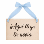 Cartel madera Aquí llega la novia