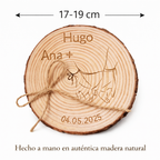 Porta alianzas de boda personalizable en rodaja de madera natural modelo hilo