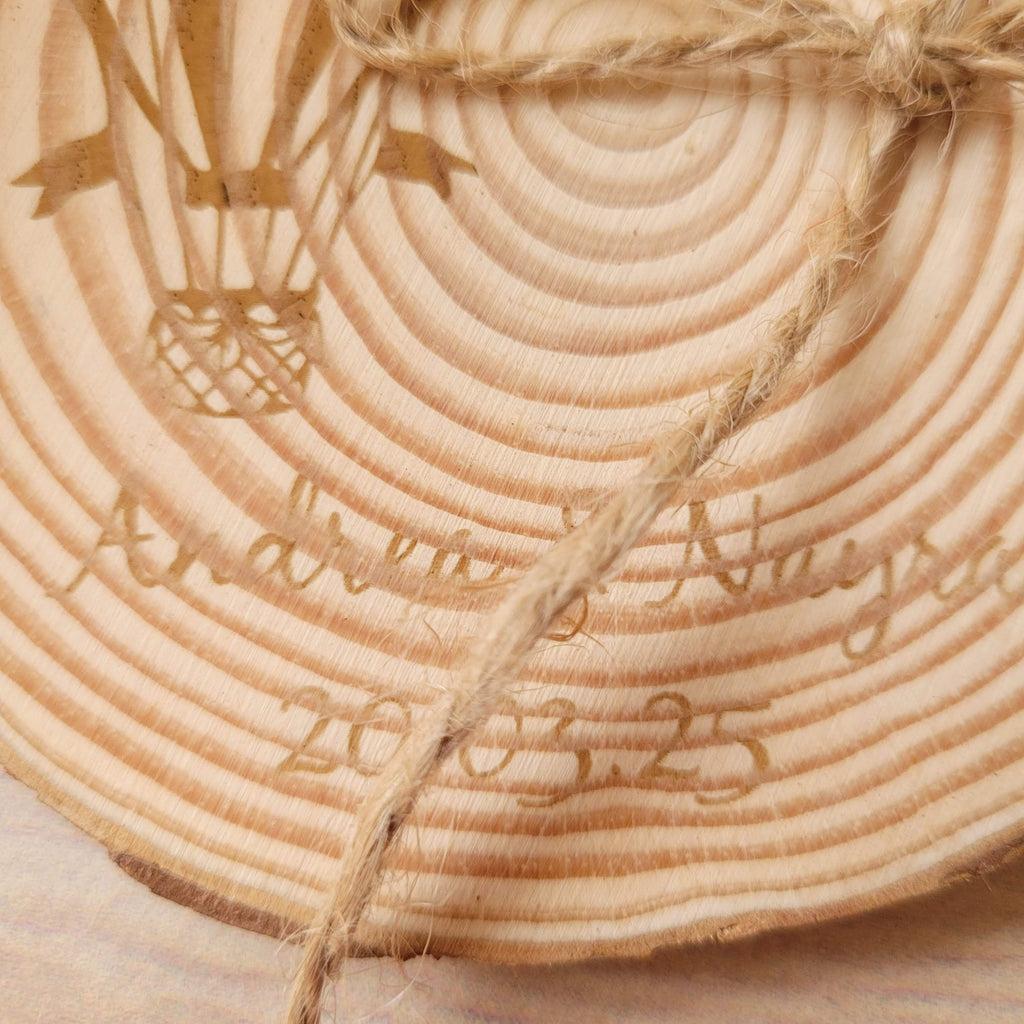 Porta alianzas de boda personalizable en rodaja de madera natural modelo globo