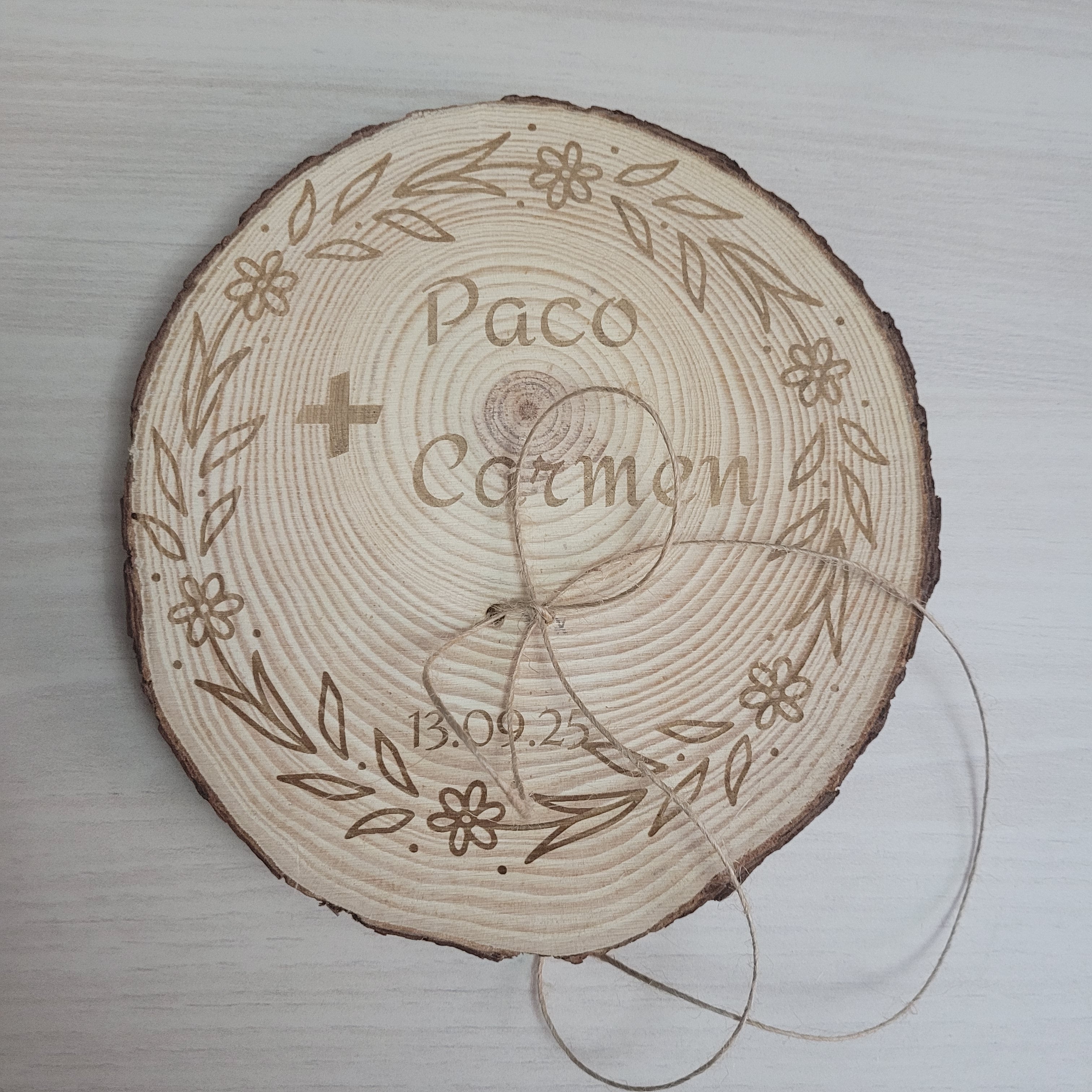 Porta alianzas de boda personalizable en rodaja de madera natural modelo rama