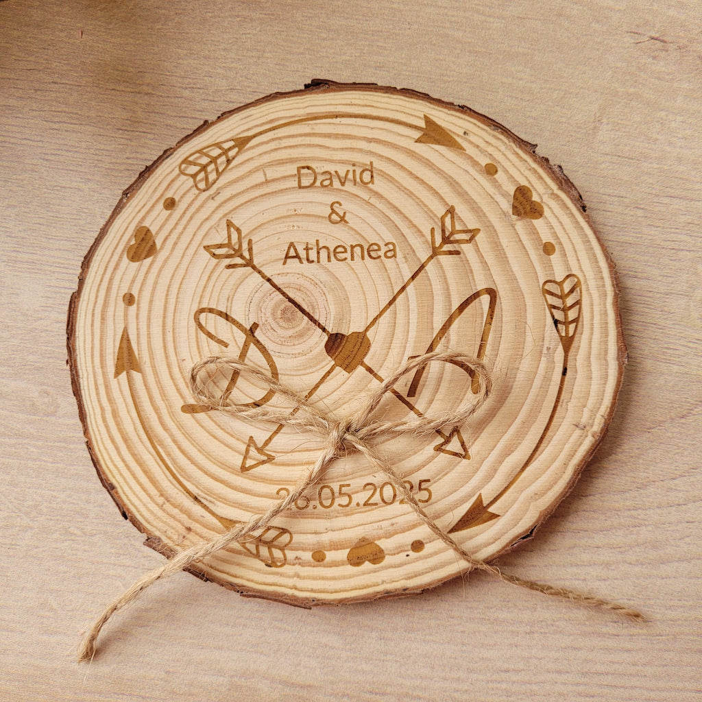 Porta alianzas de boda personalizable en rodaja de madera natural modelo flechas