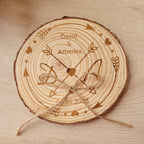 Porta alianzas de boda personalizable en rodaja de madera natural modelo flechas