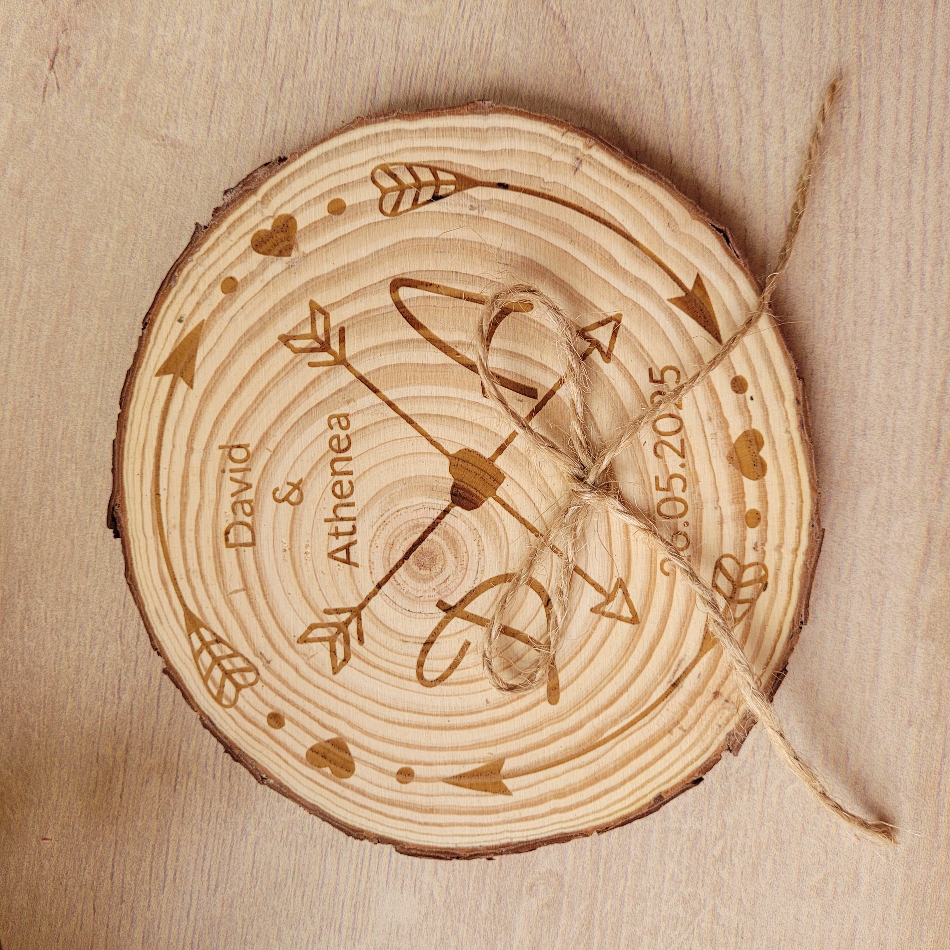 Porta alianzas de boda personalizable en rodaja de madera natural modelo flechas
