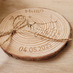 Porta alianzas de boda personalizable en rodaja de madera natural modelo hilo