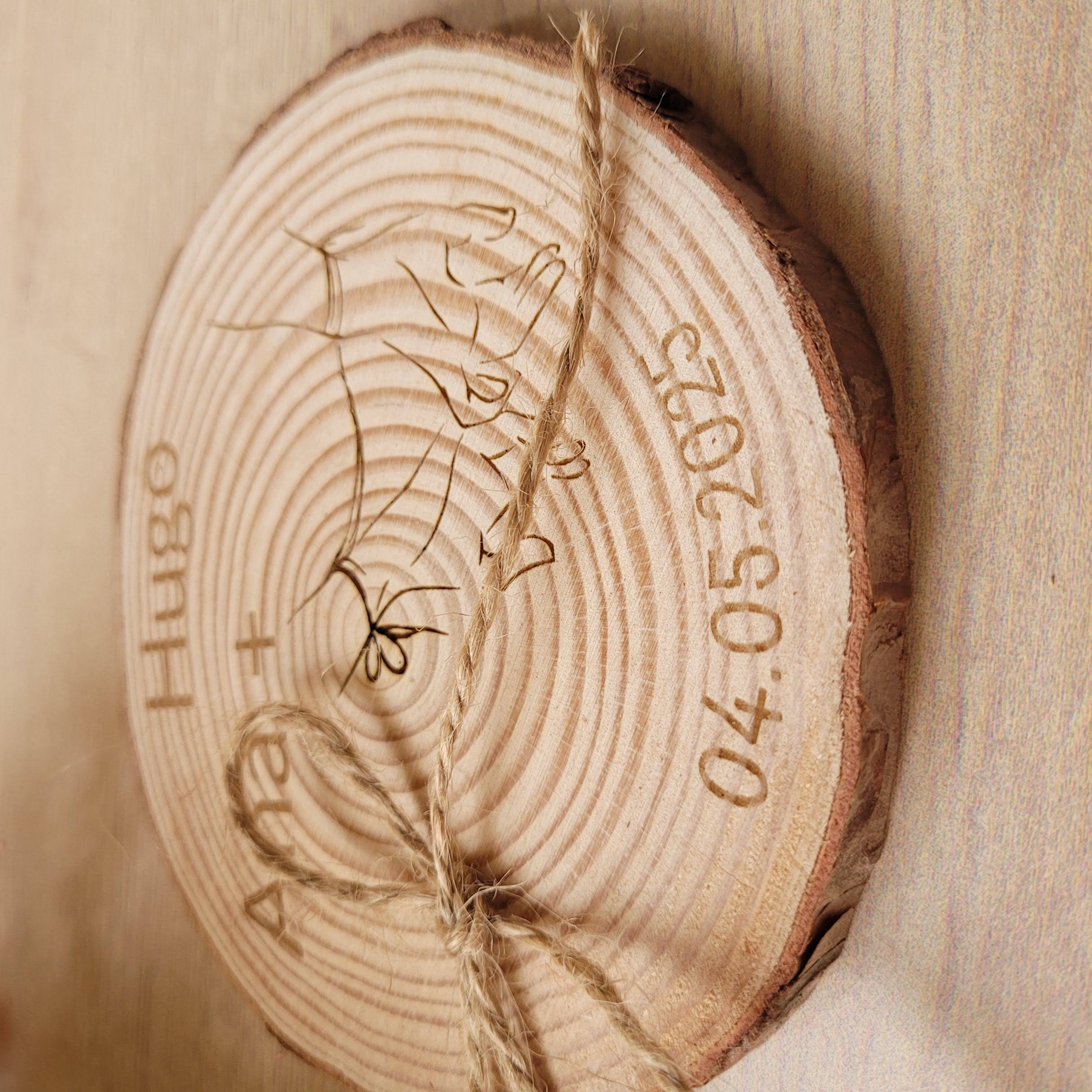 Porta alianzas de boda personalizable en rodaja de madera natural modelo hilo