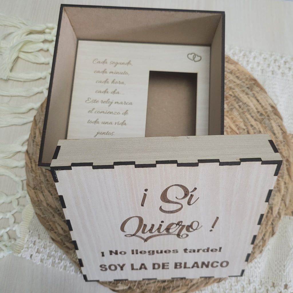 Caja de madera personalizada para regalar al novio el día de la boda. Modelo si quiero