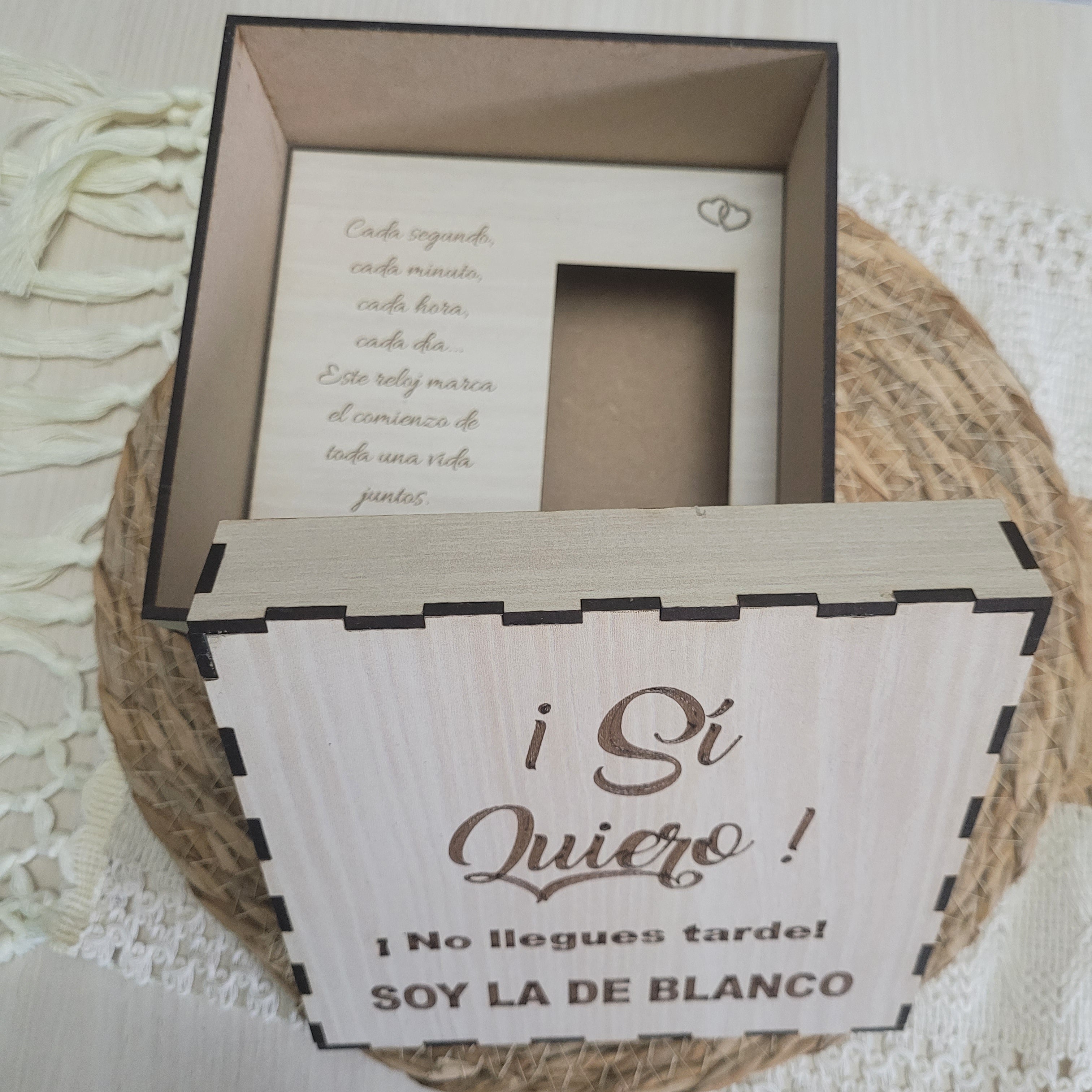 Caja de madera personalizada para regalar al novio el día de la boda. Modelo si quiero