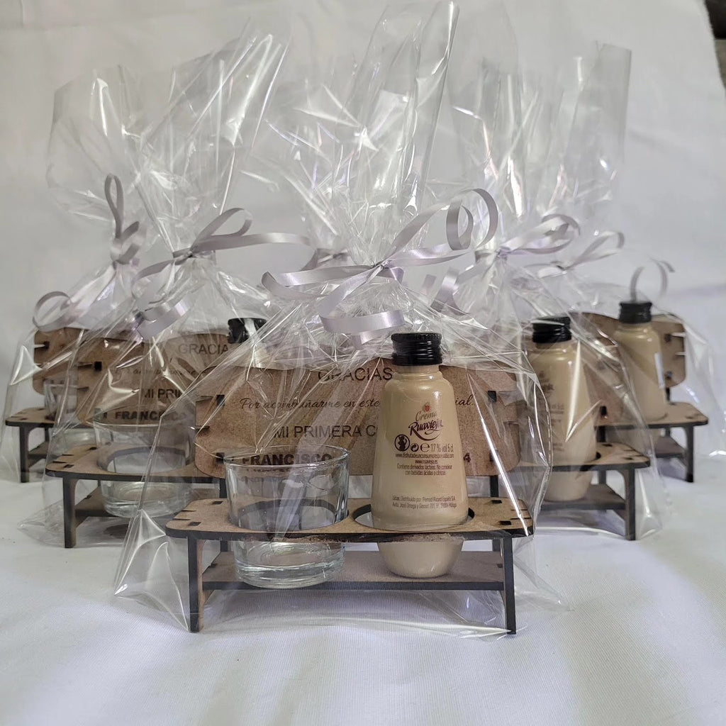 Bancos con vaso de chupito y botellita de crema de orujo de Ruavieja