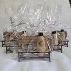 Bancos con vaso de chupito y botellita de crema de orujo de Ruavieja