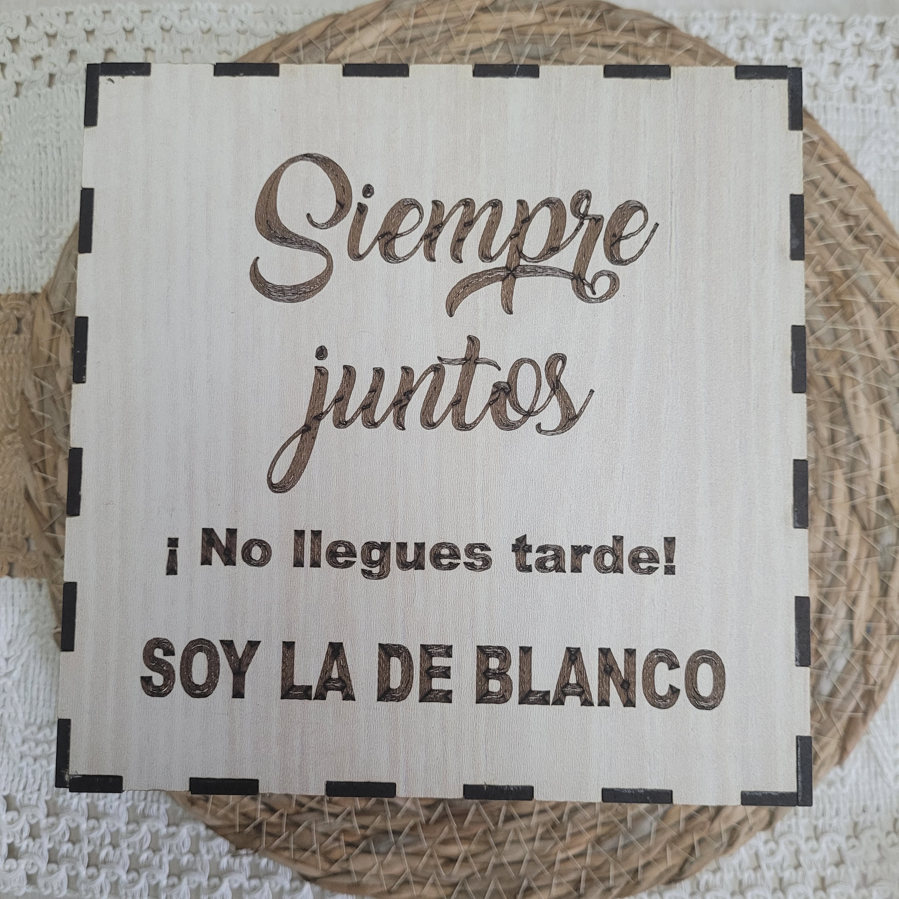 Caja de madera personalizada para regalar al novio el día de la boda. Modelo siempre juntos