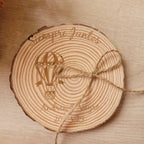 Porta alianzas de boda personalizable en rodaja de madera natural modelo globo