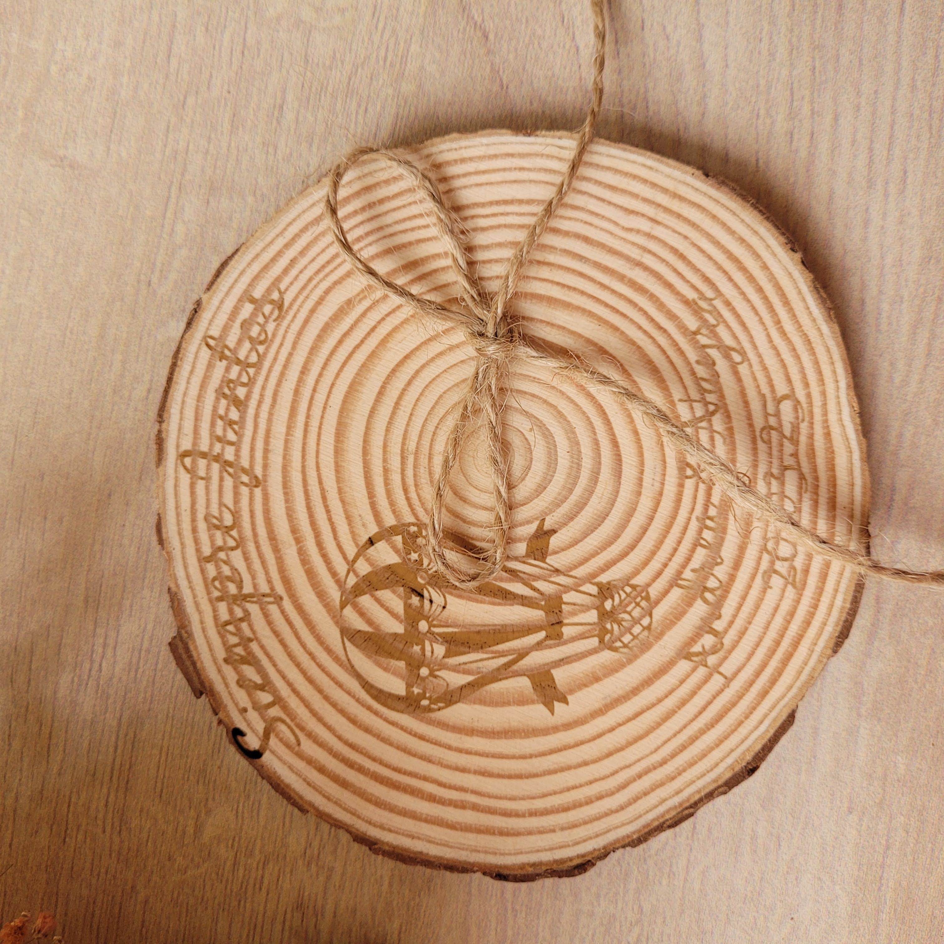 Porta alianzas de boda personalizable en rodaja de madera natural modelo globo