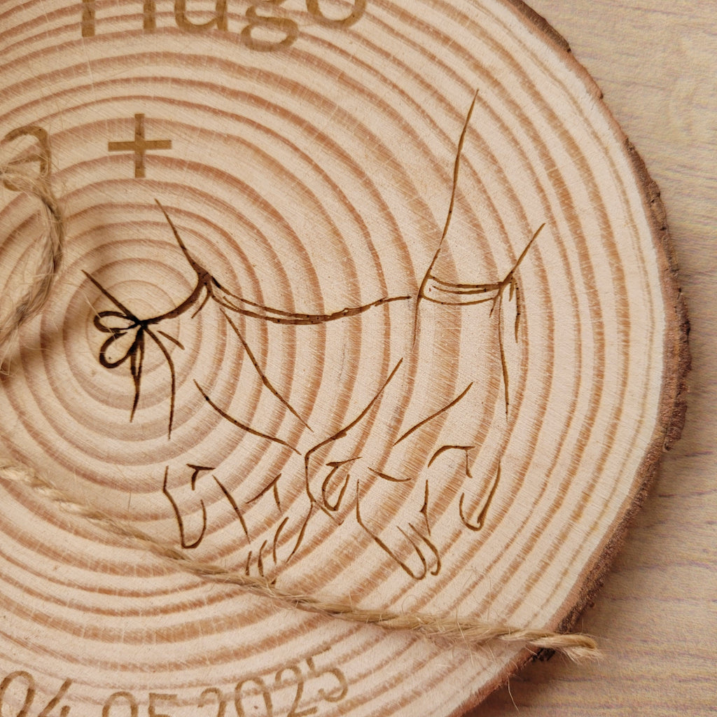 Porta alianzas de boda personalizable en rodaja de madera natural modelo hilo