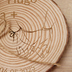 Porta alianzas de boda personalizable en rodaja de madera natural modelo hilo