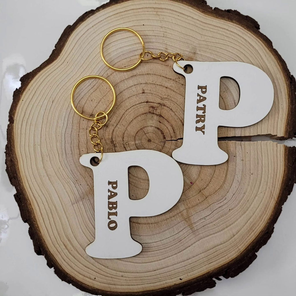 Llaveros de iniciales blancos