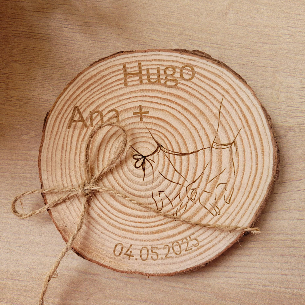 Porta alianzas de boda personalizable en rodaja de madera natural modelo hilo