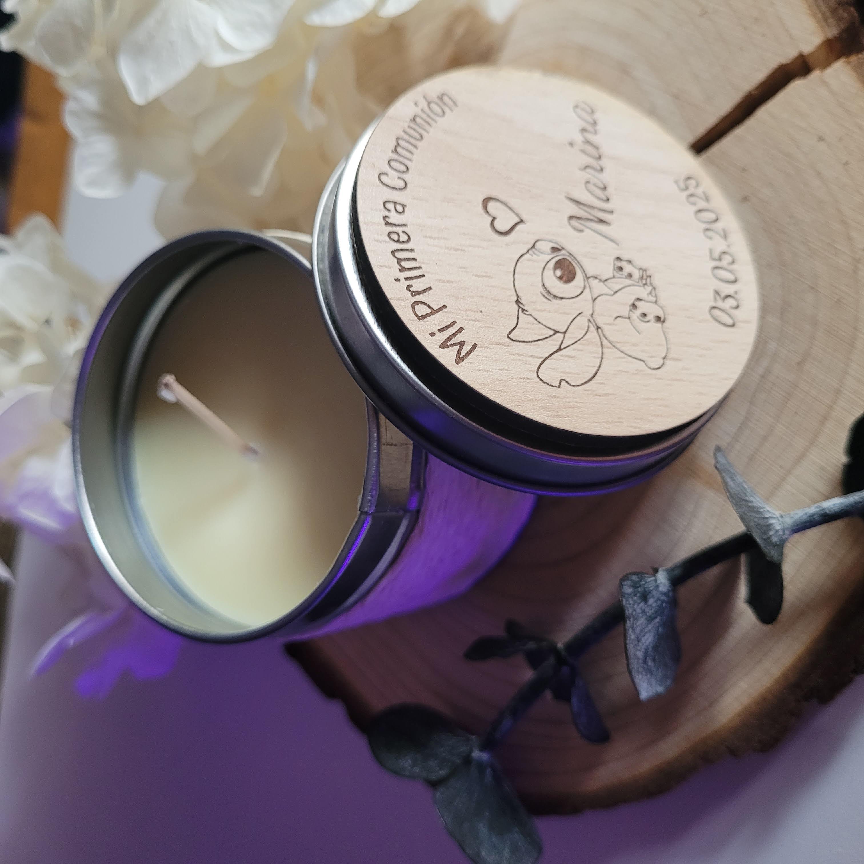 Vela personalizable con tapa madera con imán para comuniones Modelo Stich