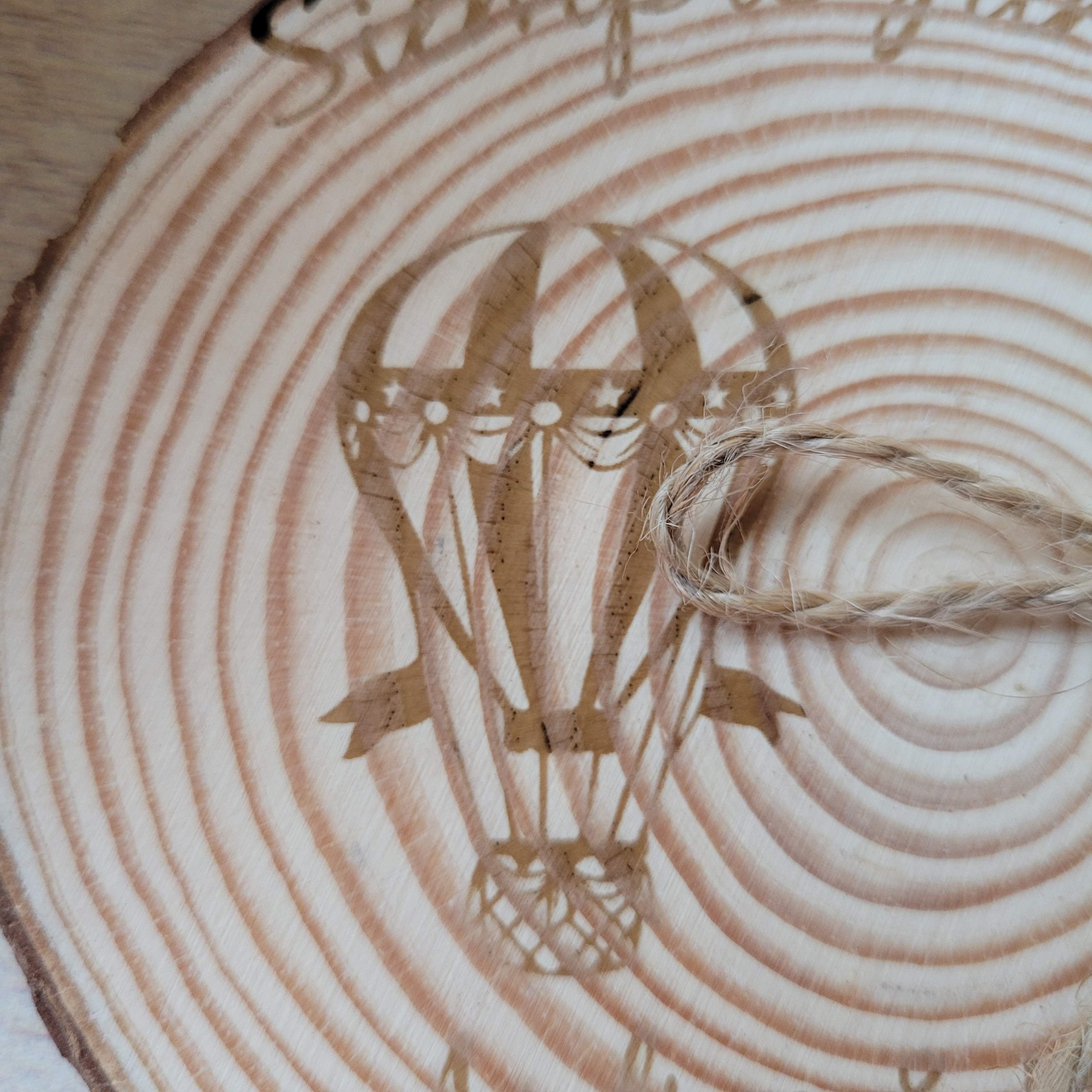 Porta alianzas de boda personalizable en rodaja de madera natural modelo globo