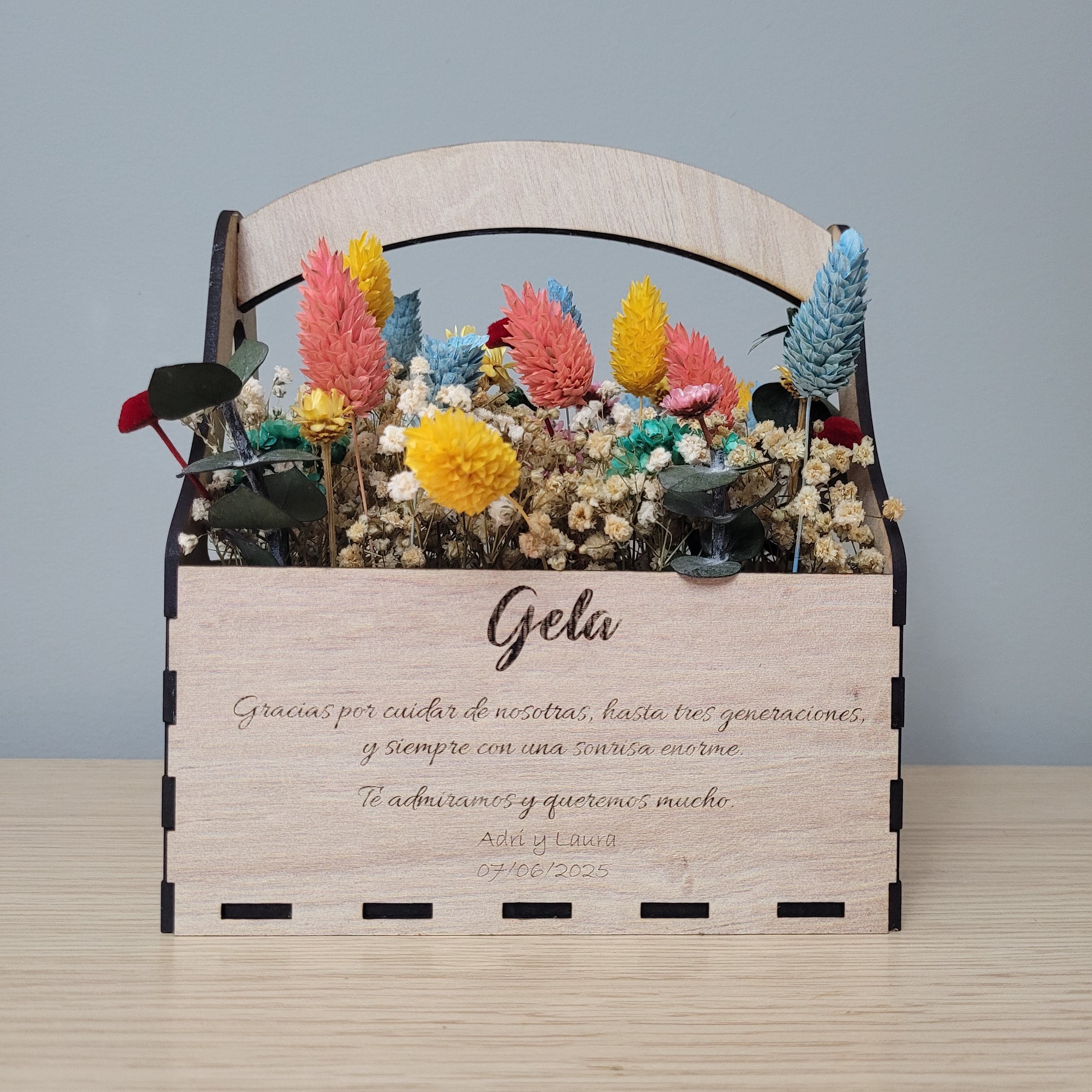 Cesta de flores preservadas con dedicatoria
