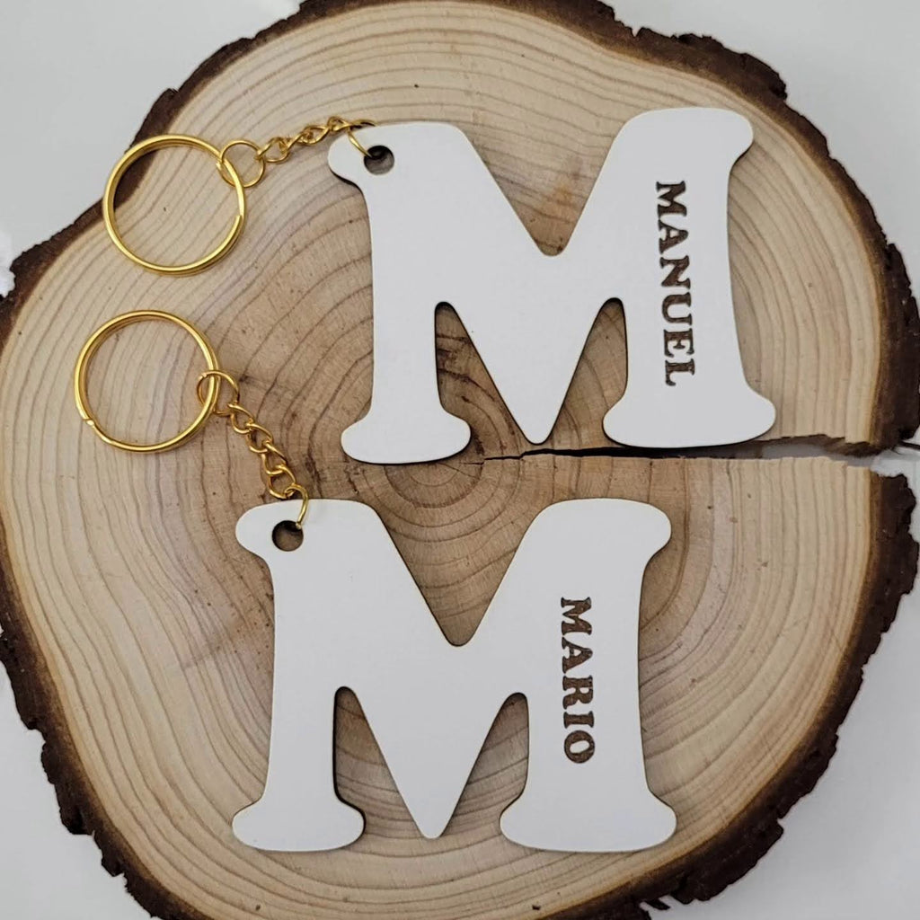 Llaveros de iniciales blancos