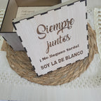 Caja de madera personalizada para regalar al novio el día de la boda. Modelo siempre juntos