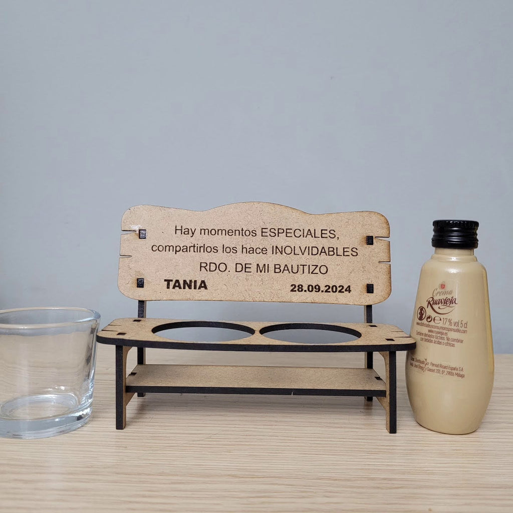 Bancos con vaso de chupito y botellita de crema de orujo de Ruavieja