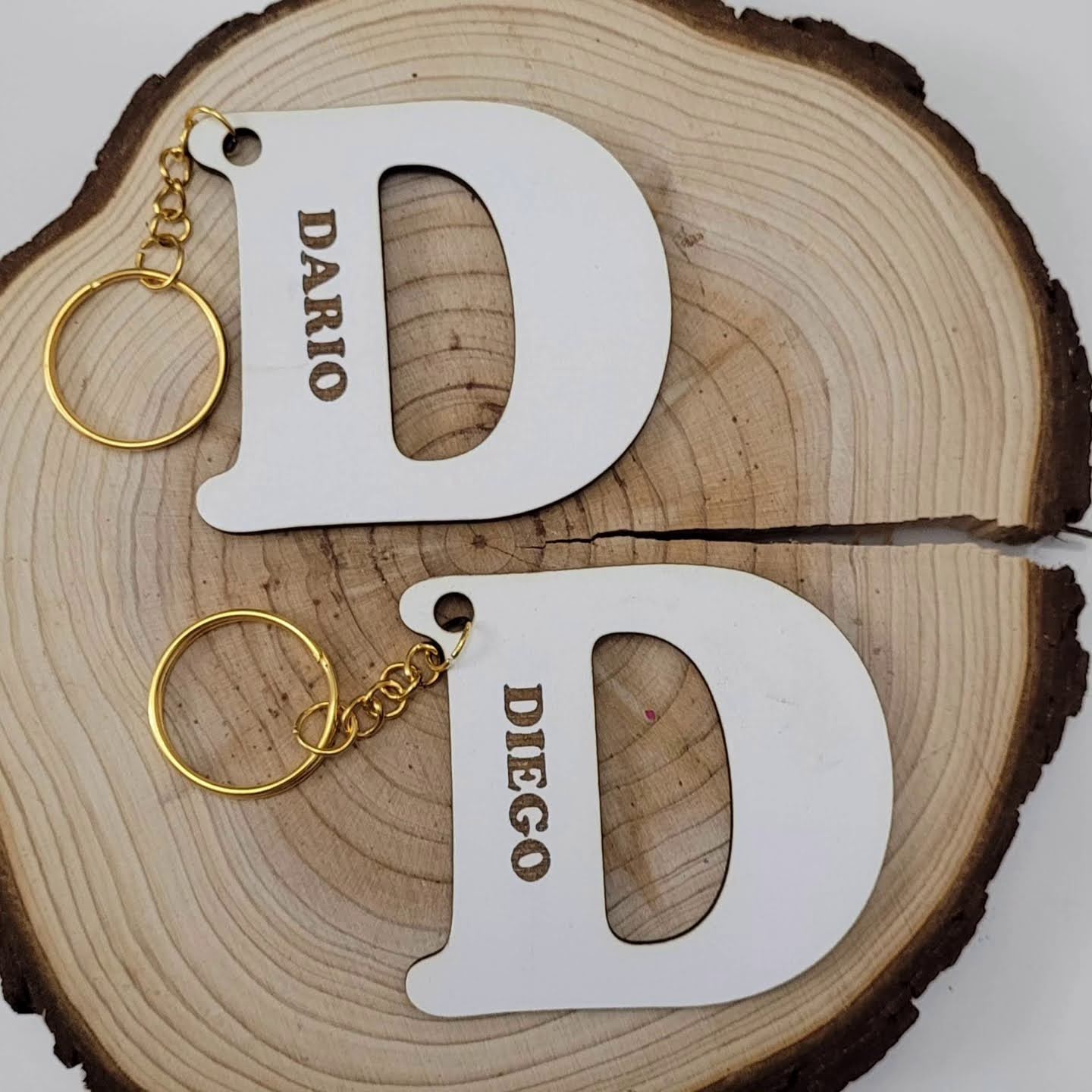 Llaveros de iniciales blancos