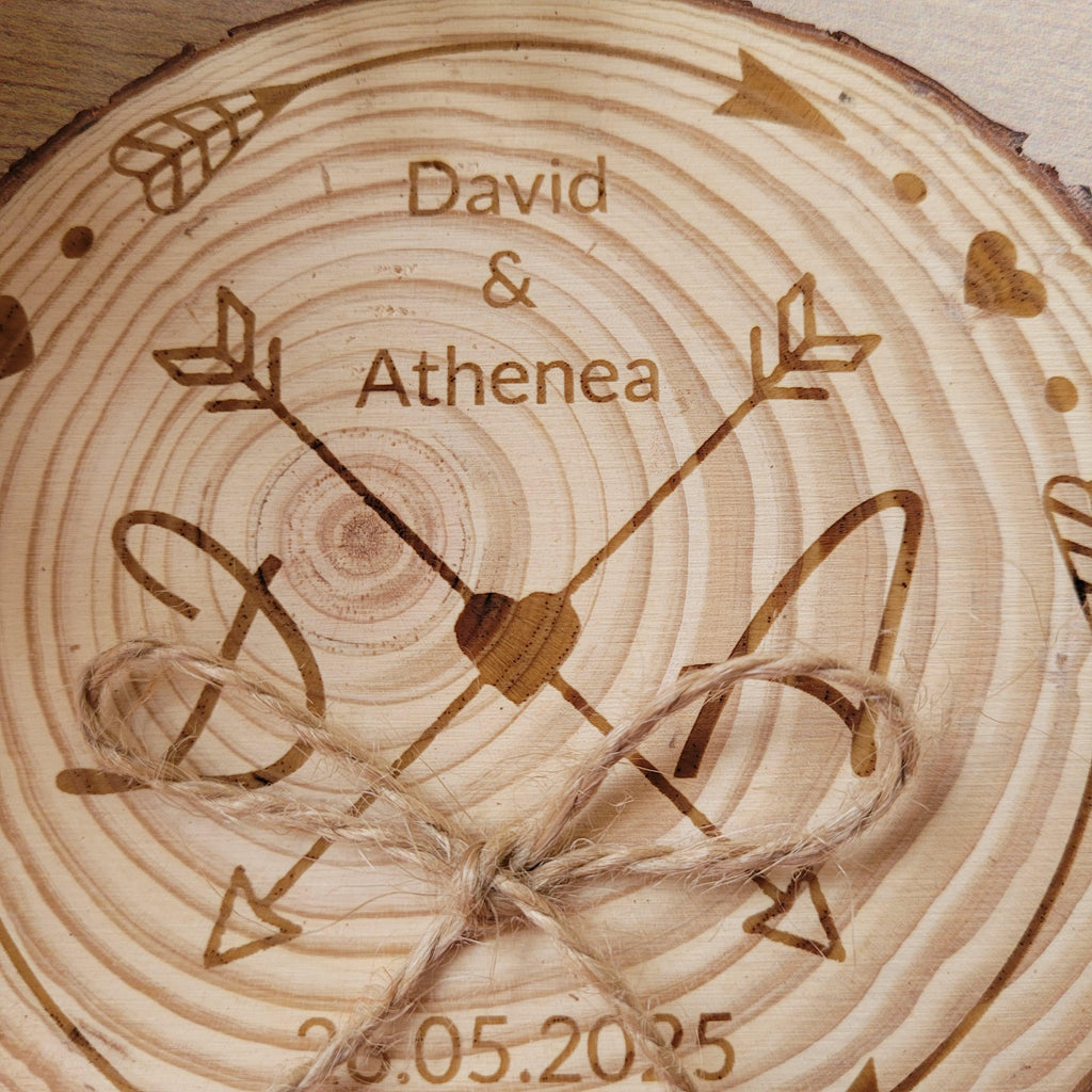 Porta alianzas de boda personalizable en rodaja de madera natural modelo flechas