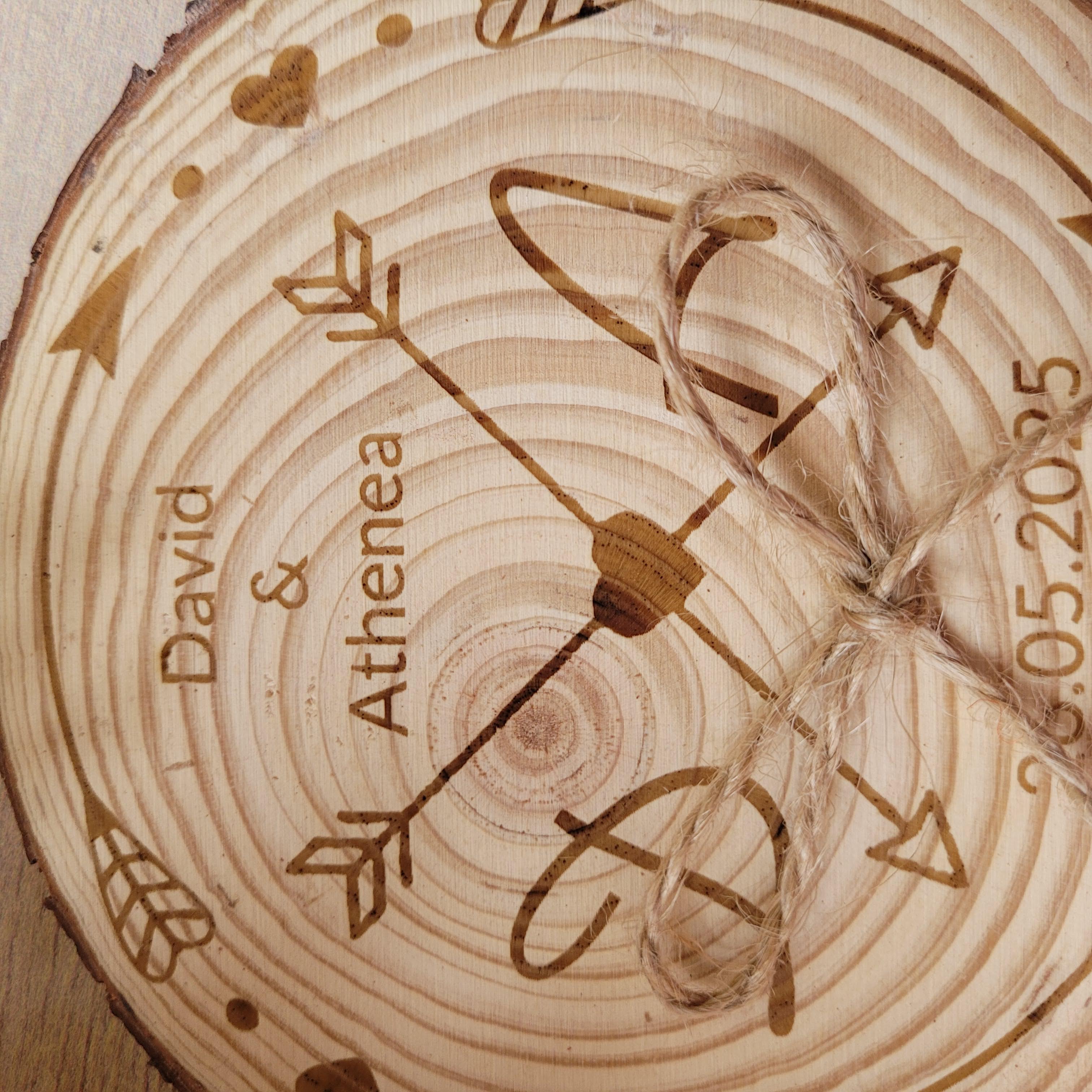 Porta alianzas de boda personalizable en rodaja de madera natural modelo flechas